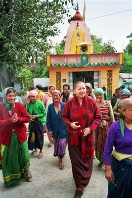 Rinpoche visits the Hansens Disease Colony