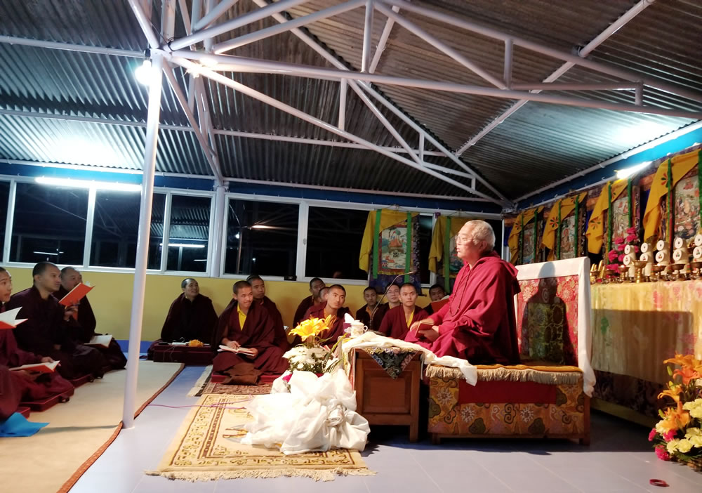 Venerable Dagpo Rinpoche teaching the monks and nuns of Mindrolling